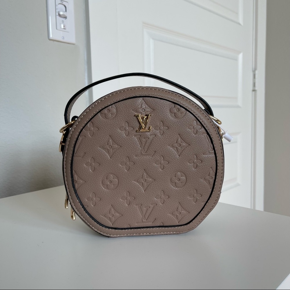 Circle crossbody bag